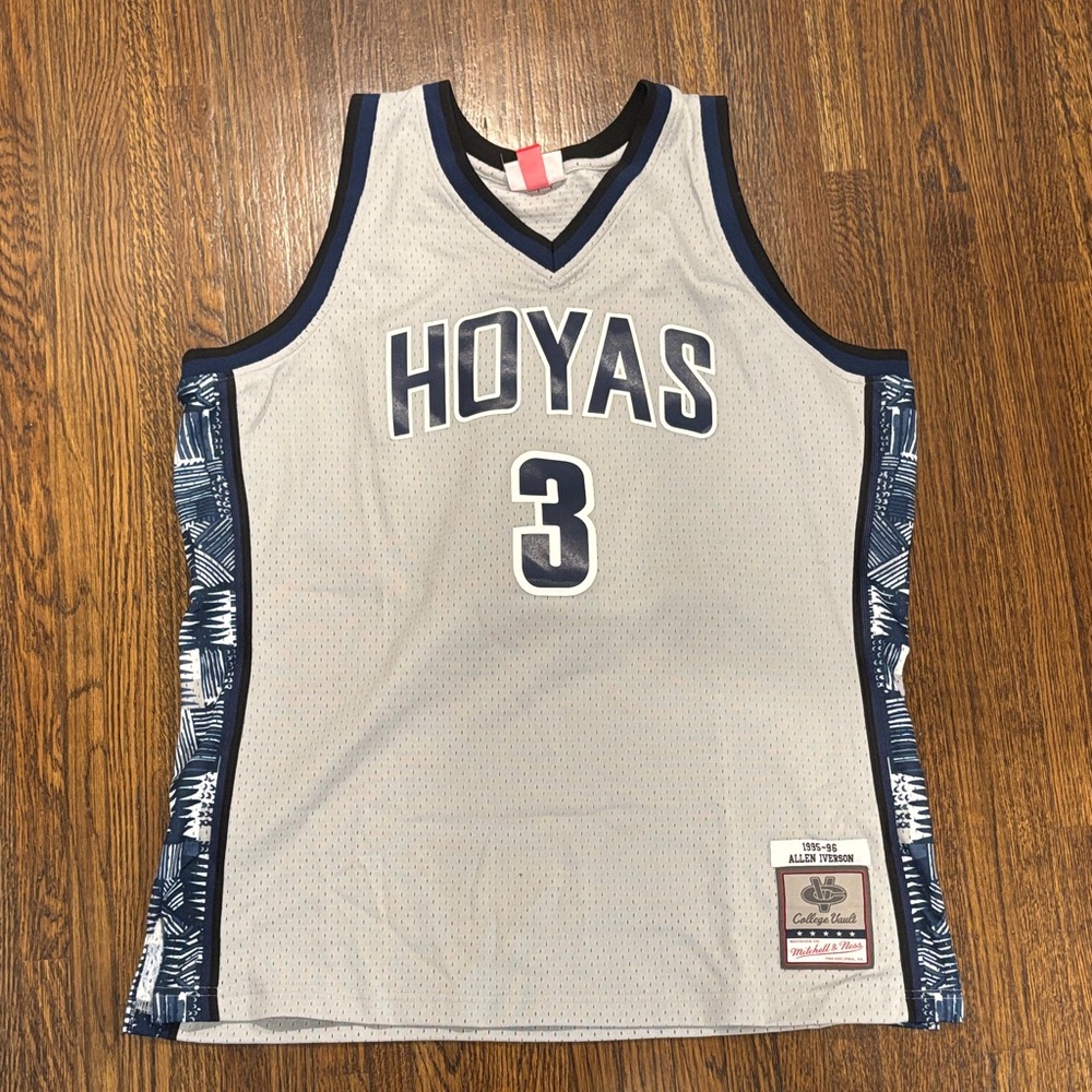 Men's Allen Iverson Gray Georgetown Hoyas 1995/96 Swingman Player Jersey

Sz XL